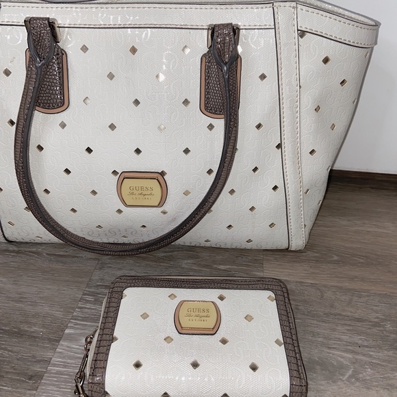 SOLD - GUESS Purse & Wallet - Picture 2 of 7